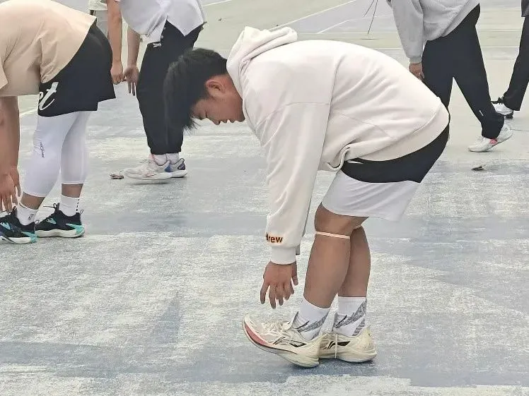 篮球防守训练中如何提高体能和耐力_1